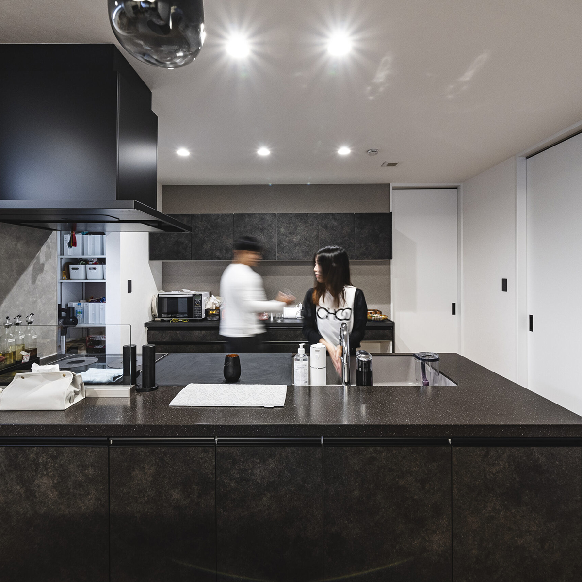 ブラックと木目のアクセントがお洒落なお家